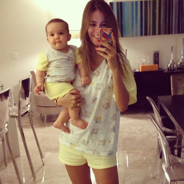 Veral Viel posa com pijama igual ao da filha caçula (Foto: Reprodução/Instagram)