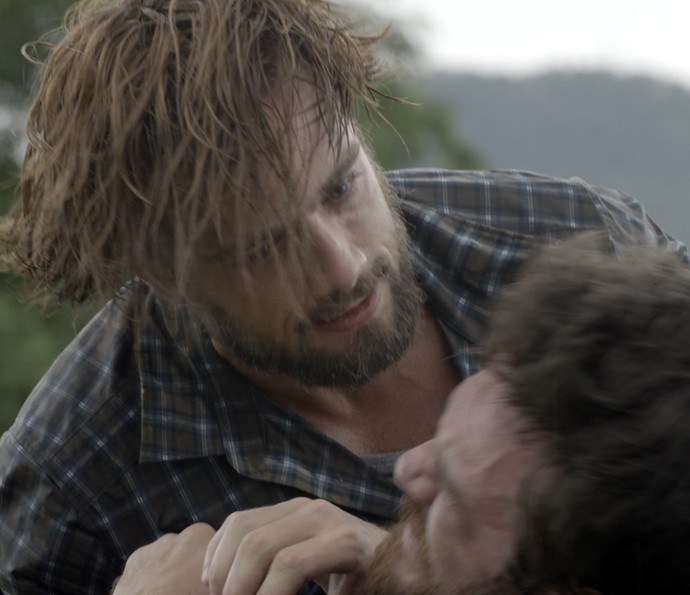 Felipe parte para cima de Pedro (Foto: TV Globo)