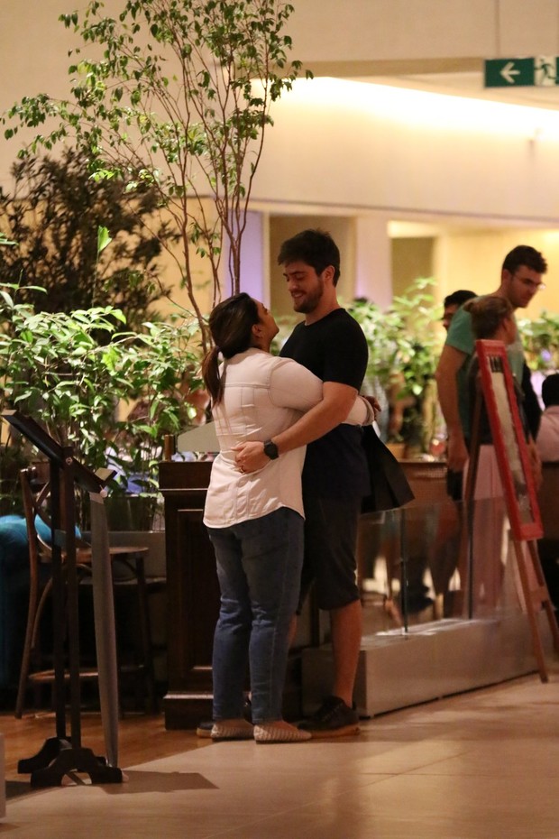 Preta Gil e Rodrigo Godoy em clima de romance em shopping (Foto: Fabio Moreno / AgNews)