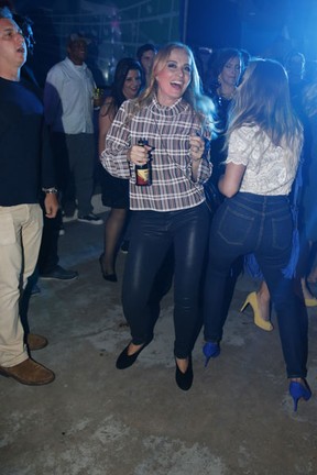 Observada por Luciano Huck, Angélica dança com Juliana Silveira em festa no Rio (Foto: Felipe Panfili/ Ag. News)