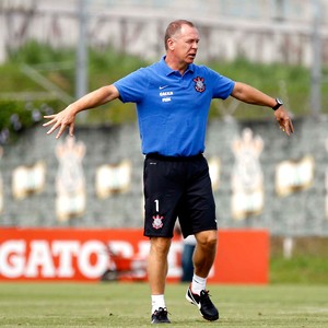 À 'sombra' de Elias, titulares do Timão fazem treino 'fantasma' no CT