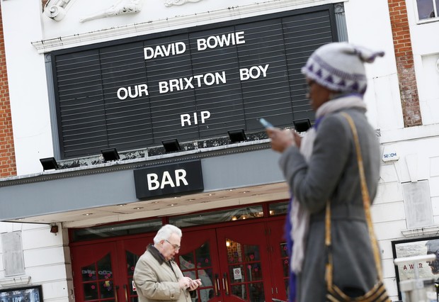 Cinema no bairro de Brixton, em Londres, homenageia David Bowie (Foto: REUTERS/Stefan Wermuth)