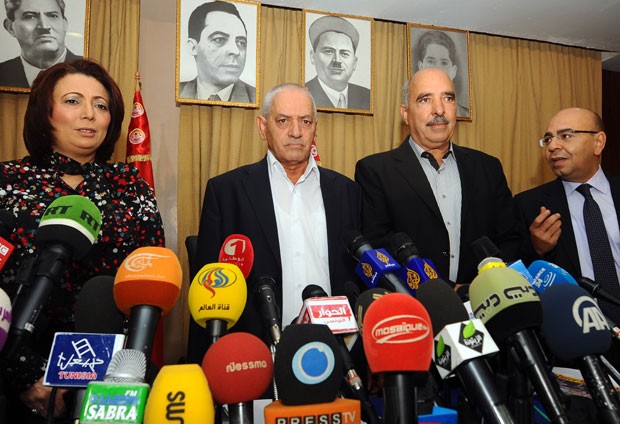 Foto de setembro de 2013 mostra o presidente da União Tunisiana da Indústria, do Comércio e do Artesanato (Utica), Wided Bouchamaoui, o secretário-geral da União Geral Tunisiana do Trabalho (UGTT), Houcine Abbassi, o presidente da Liga Tunisiana dos Direi (Foto: AFP)