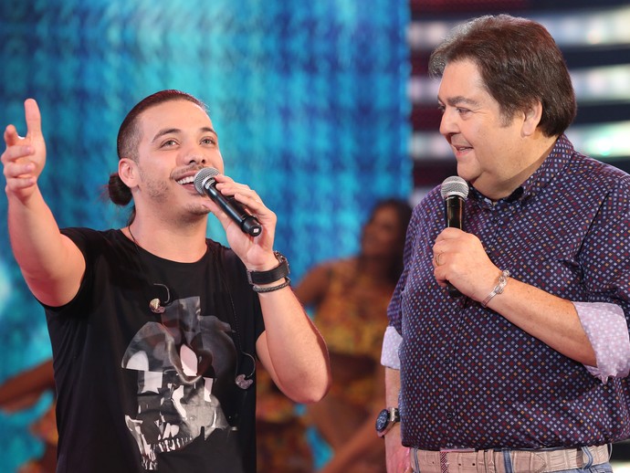 Cantor cantou sucessos no palco do 'Domingão' (Foto: Carol Caminha/Gshow)