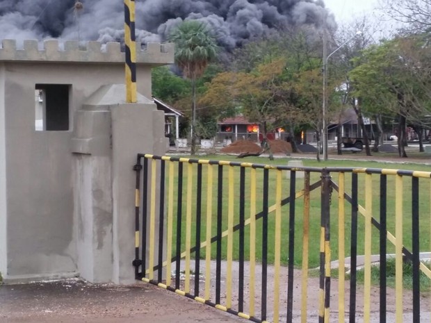 Trabalho de combate ao incêndio mobilizou cinco equipes do Corpo de Bombeiros (Foto: Edicarlos Oliveira/Rádio  Alto Paraguai FM)