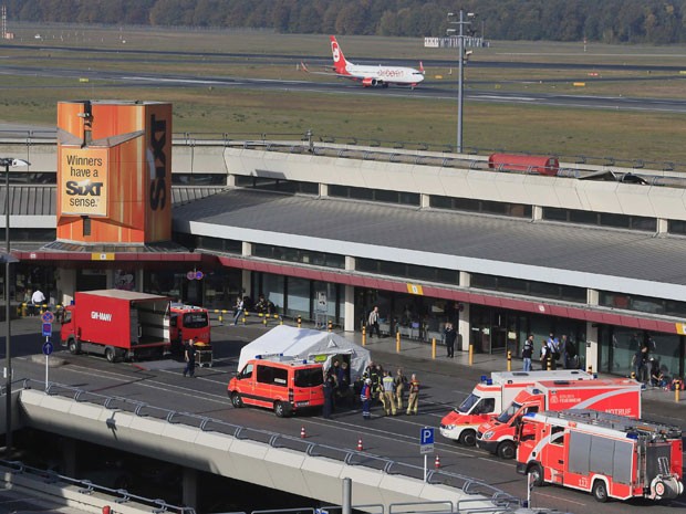 Carros de Bombeiros na porta do aeroporto de Berlim neste sábado (20) (Foto: Tobias Schwarz/Reuters)