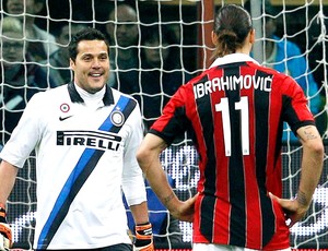 Julio Cesar e Ibrahimovic na partida do Milan contra o Inter de Milão (Foto: Reuters)