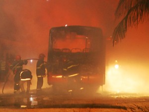 Micro-ônibus é incendiado no bairro de Águas Lindas, em Ananindeua. (Foto: Reprodução/TV Liberal)