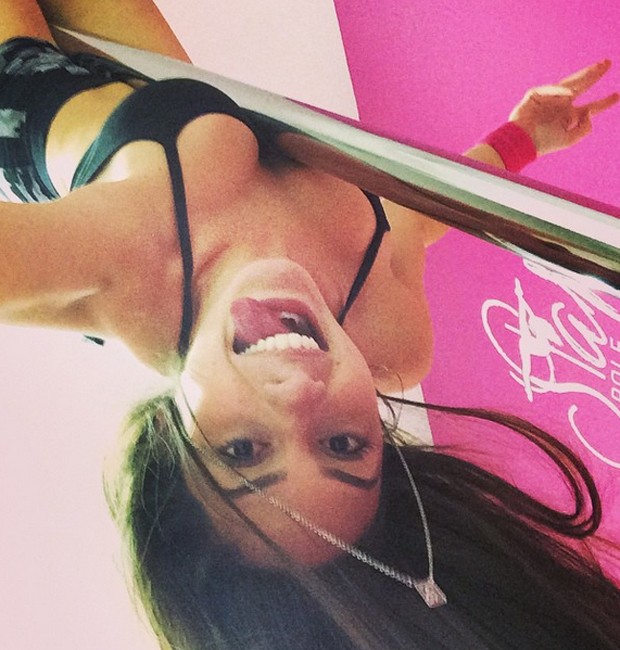 Camila pratica pole dance (Foto: Reprodução/Instagram)