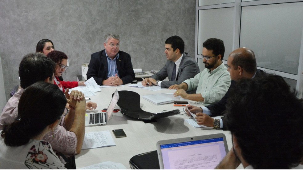 Pedro Alberto Coutinho, ao centro, participou de atividades na Câmara na quinta-feira (18) (Foto: Juliana Santos/Câmara Municipal de João Pessoa)