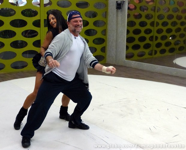 Adriano Garib e Aline se divertem no treino desta sexta (Foto: Domingão do Faustão / TV Globo) Adriano Garib e Aline se divertem no treino desta sexta (Foto: Domingão do Faustão / TV Globo)