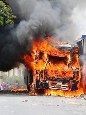 Ônibus são incendiados em ataque no Terminal Vida Nova, em Campinas (Foto: Moacyr Lopes Junior/Folhapress)