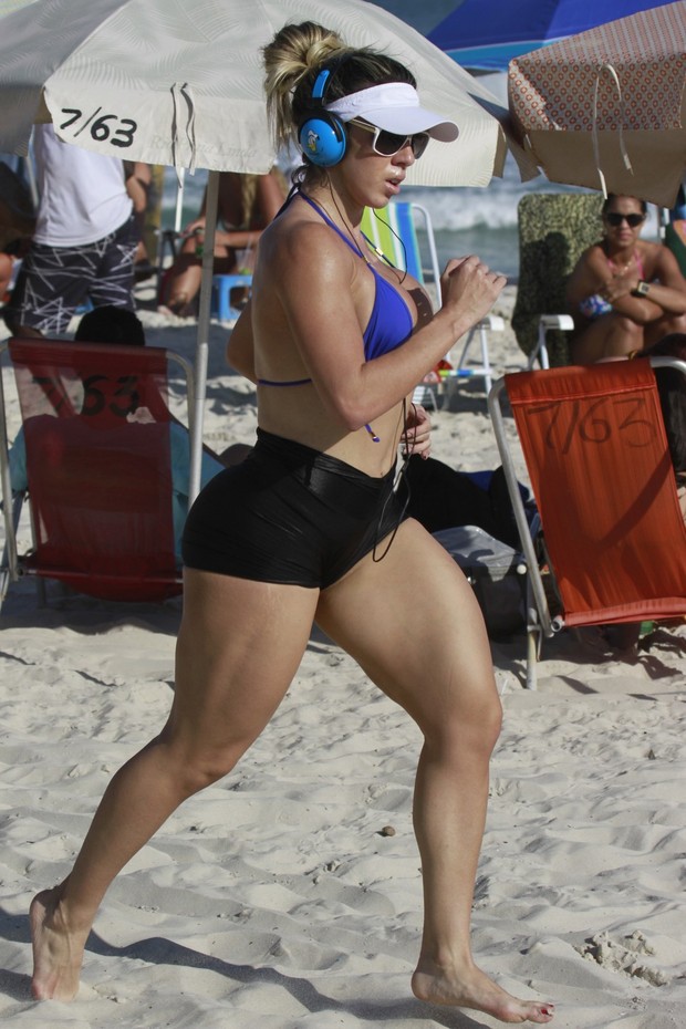 Andréa de Andrade corre na praia (Foto: Dilson Silva / AgNews)
