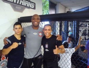 Vinicius Moraes e Anderson Silva, no CT de MMA do Corinthians (Foto: Vinicius Moraes/Arquivo Pessoal)