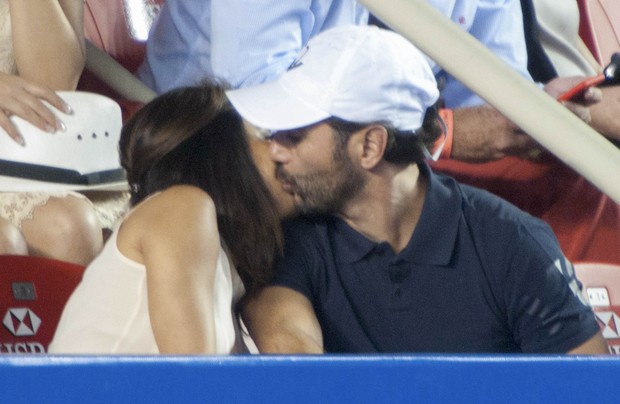Eva Longoria e o namorado, Jose Antonio Baston, trocam beijos (Foto: Grosby Group)