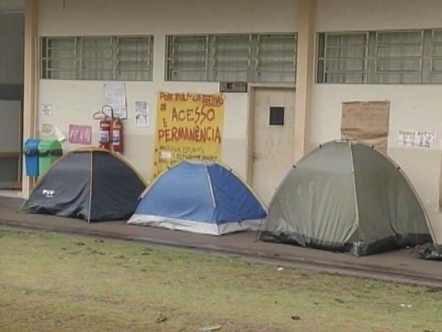 Alunos também estão acampados dentro das unidades (Foto: Reprodução TV TEM)