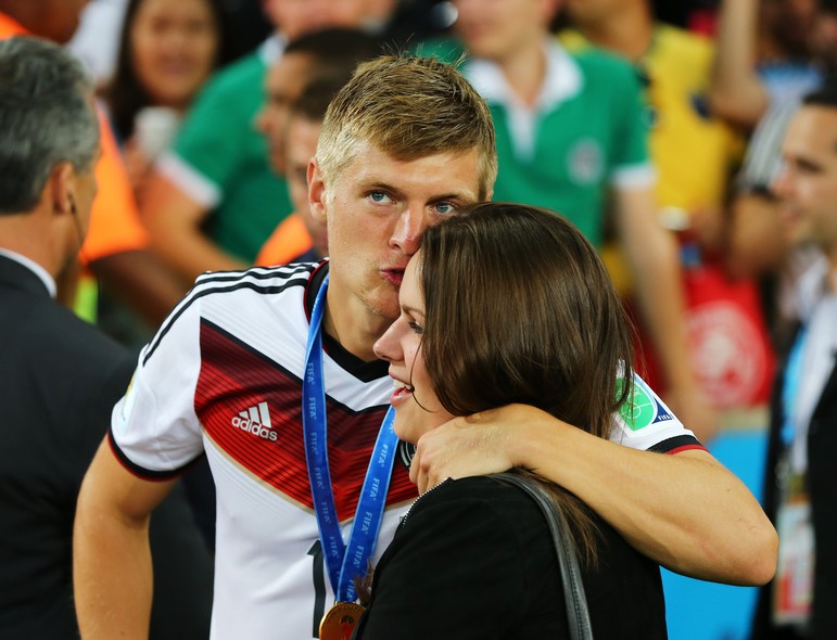 O jogador da Alemanha Toni Kroos beija a namorada Jessica Farber