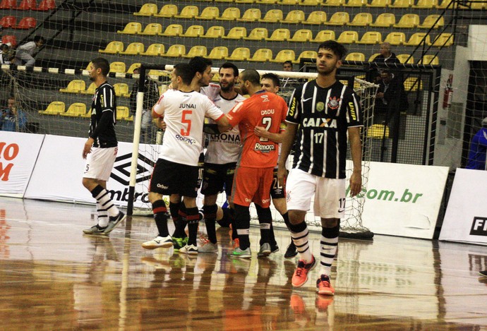 Em confronto de seis gols, Joinville segura empate contra Corinthians