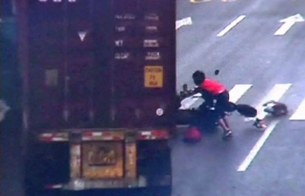 Ela conseguiu saltar da motocicleta e evitou ser atingida. (Foto: BBC)