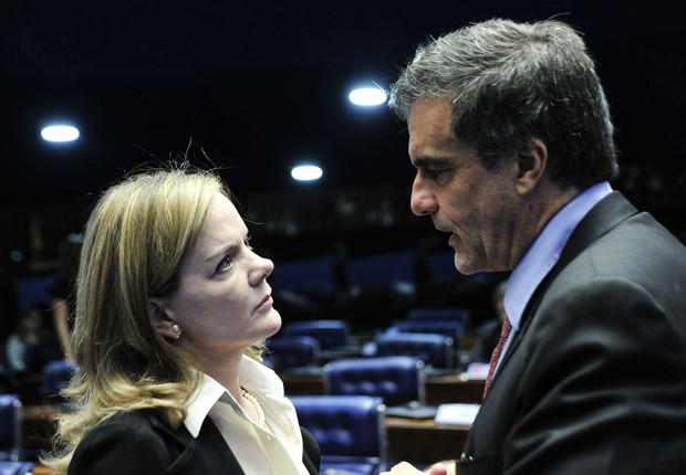 A senadora Gleisi Hoffmann (PT-PR) conversa com o advogado de defesa de Dilma Rousseff, José Eduardo Cardozo (Foto: Pedro França/Agência Senado)