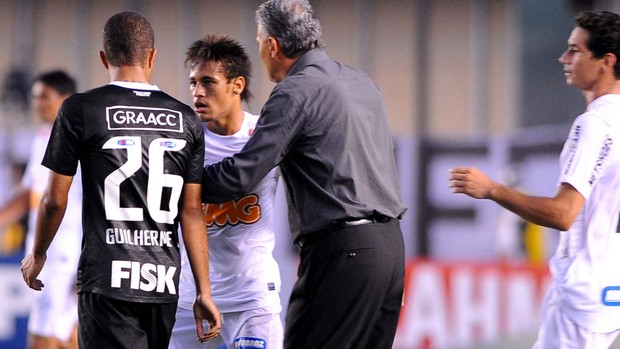 Tite separa briga entre Guilherme Andrade e Neymar (Foto: Marcos Ribolli / Globoesporte.com)