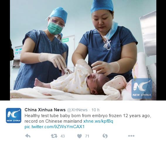 Bebê que nasceu na China após embrião ficar congelado por 12 anos (Foto: Reprodução/ Twitter)