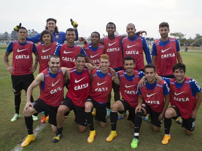 Em alta, elenco do Corinthians tenta ignorar pendência no 