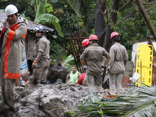 Trabalho de busca por vítimas do deslizamento de terra  (Foto: Clemilson Campos/JC Imagem)