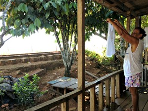 A aposentada Antônia Lopes aprova o projeto de religação da linha férrea mas diz  que tem vontade de continuar morando à beira do Rio Madeira (Foto: Halex Frederic/G1)