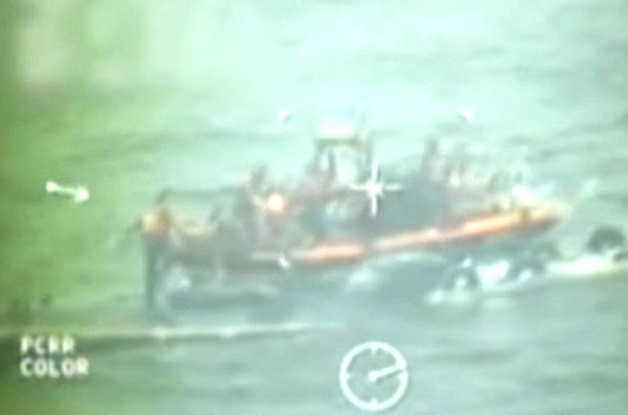 Barco de guardas de fronteiras abordam o submarino
