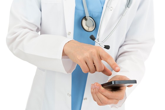 Médico com celular (Foto: thinkstockphotos)