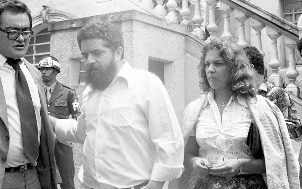 Marisa Letícia é vista ao lado de Lula ao deixar o prédio da Auditoria da Justiça Militar, em São Paulo, após julgamento dele e de mais 12 sindicalistas por atuação na greve do ABC em 1979, em foto de novembro de 1981 (Foto: Reginaldo Manente/Estadão Conteúdo/Arquivo)