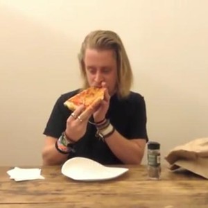 Culkin comendo pizza (Foto: Reprodução Youtube)