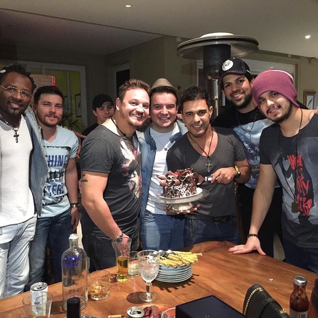 Zezé Di Camargo comemora aniversário com amigos sertanejos como Sorocaba e Luan Santana (Foto: Instagram/ Reprodução)