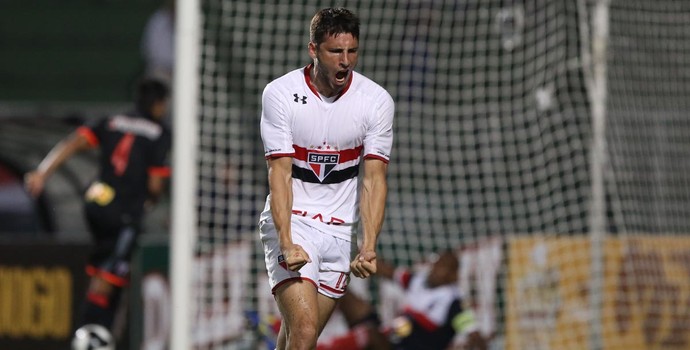 Calleri São Paulo x Botafogo-SP (Foto: Rubens Chiri/saopaulofc.net)