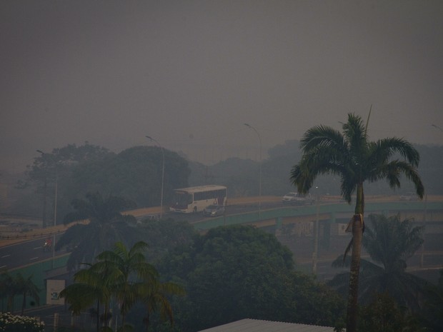 Manaus é encoberta por nuvem de fumaça na manhã desta quinta (Foto: Danilo Mello/Foto Amazonas/Estadão Conteúdo)