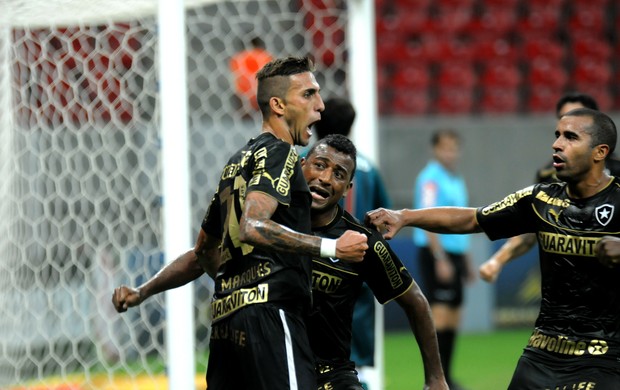 Rafael Marques gol Náutico x Botafogo (Foto: Aldo Carneiro/ Pernambuco Press)