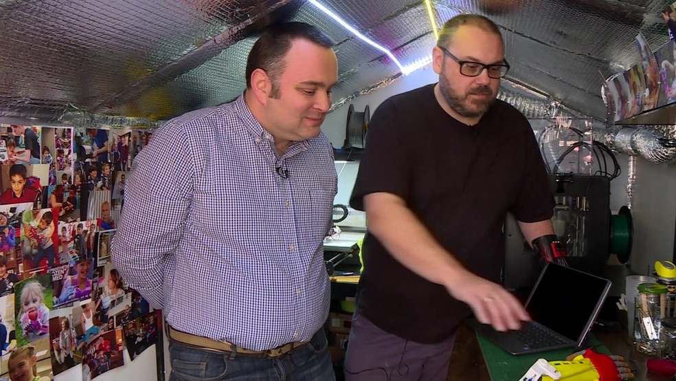 Foi em busca de uma prótese para si mesmo que Stephen (dir.) conheceu Drew  (Foto: Reprodução)