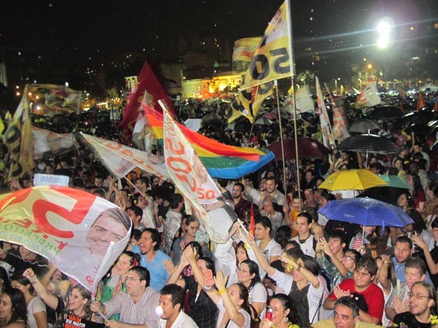 Multidão vai a comício mesmo com chuva  (Foto: Isabela Marinho / G1)