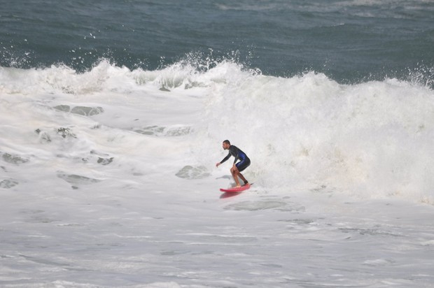 Cauã Reymond surfa na Prainha (Foto: Nelson Veiga / AgNews)