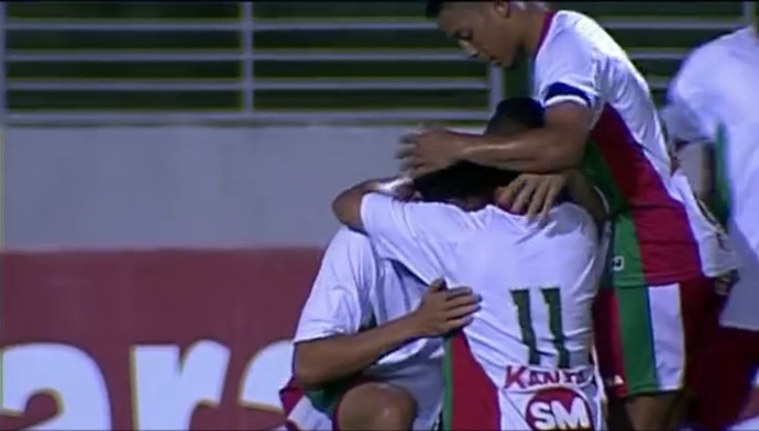 Diego chora após gol dedicado a Edson Piauí (Foto: Reprodução/Premiere) Diego chora após gol dedicado a Edson Piauí (Foto: Reprodução/Premiere)