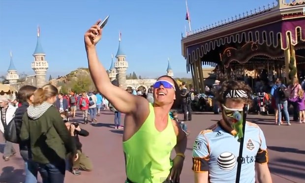 Forest e Alan fazem selfies e tentam se expressar em inglês em vídeo que ironiza turistas brasileiros na Disney (Foto: Reprodução / YouTube)
