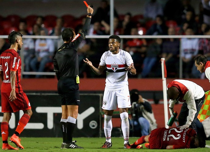 São Paulo x Flamengo - Michel Bastos cartão vermelho (Foto: Getty Images)