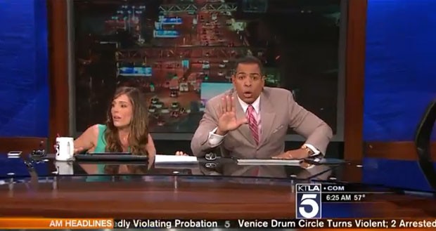 Apresentador pede calma para equipe e telespectadores enquanto apresentadora se protege embaixo da bancada durante terremoto em Los Angeles (Foto: Reprodução/YouTube/KTLA)
