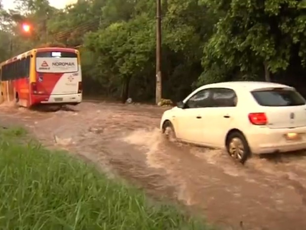 Chuva alagou ruas em Araçatuba durante a noite (Foto: Reprodução/TV TEM)