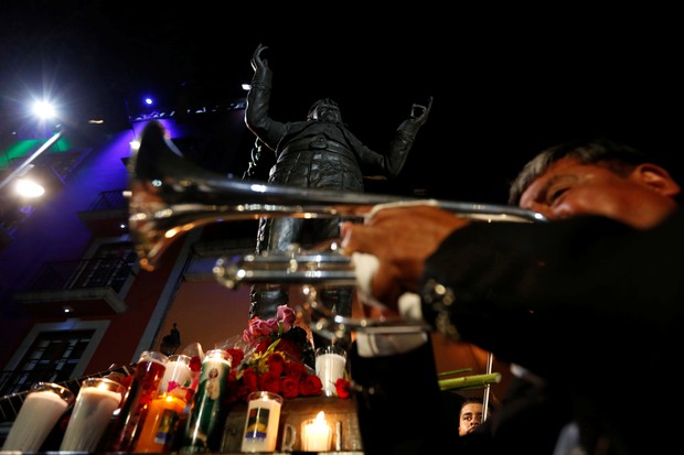 Fãs fazem homenagem a Juan Gabriel (Foto: Reuters)