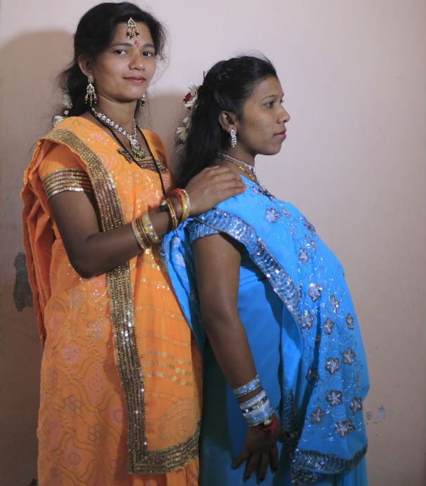 Sarla e Neeta, mães substitutas da Clínica de Fertilidade de Akanksha (Foto: ExclusivePix)