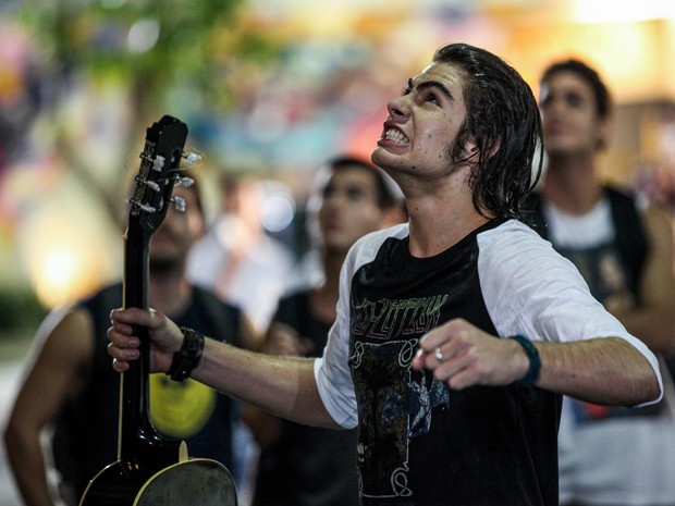 O músico fica furioso com sua esquentadinha (Foto: Camila Camacho / TV Globo)