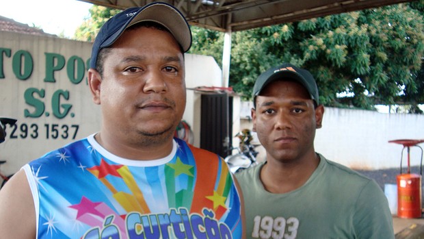 Bruno e Ronaldo, irmãos de Romarinho que moram em Palestina (Foto: Marcos Lavezo/Globoesporte.com)