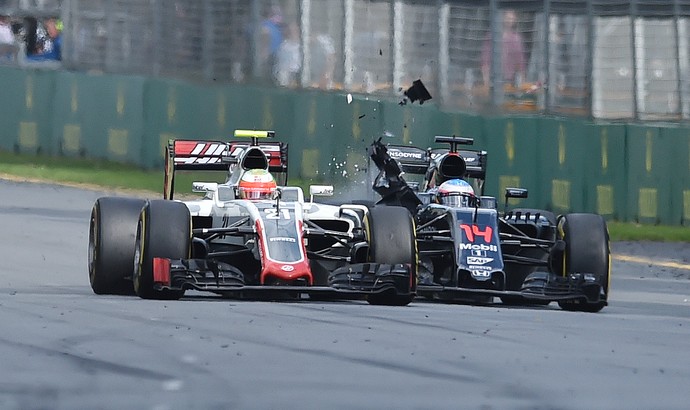 Fernando Alonso tocou na Haas de Esteban Gutiérrez no GP da Austrália (Foto: AP)